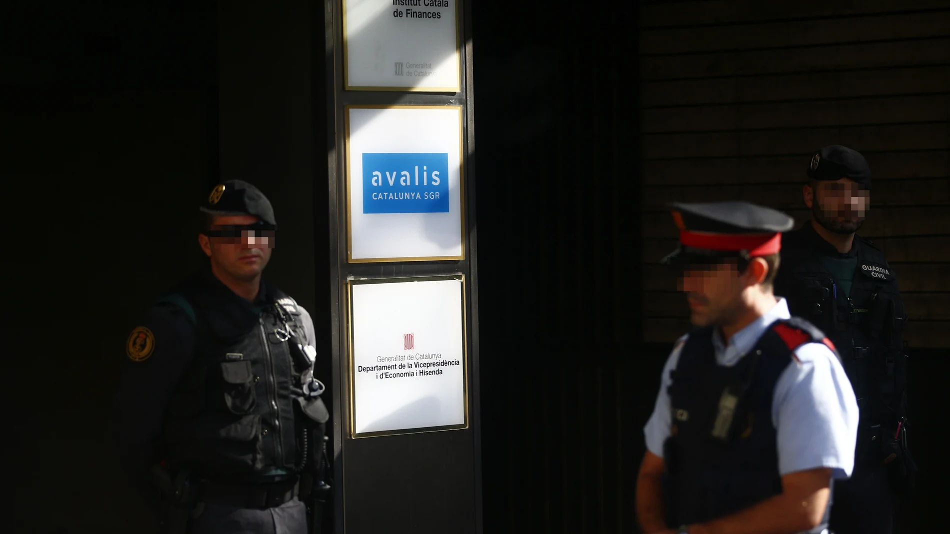 Agentes de la Guardia Civil y de los Mossos d'Esquadra en la puerta del Instituto Catalán de Finanzas Agentes de la Guardia Civil y de los Mossos d'Esquadra en la puerta del Instituto Catalán de Finanzas