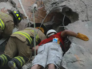 Los equipos trabajan a contrarreloj buscando supervivientes entre los escombros Los equipos trabajan a contrarreloj buscando supervivientes entre los escombros