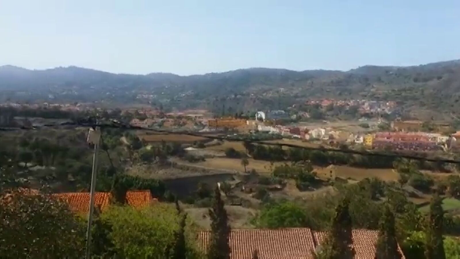 Medios aéreos y terrestres trabajan en la extinción de un incendio en Gran Canaria