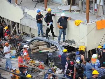 Voluntarios trabajan en las tareas de rescate tras el terremoto de México Voluntarios trabajan en las tareas de rescate tras el terremoto de México
