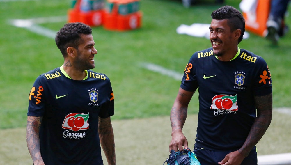 Paulinho junto a Dani Alves con Brasil