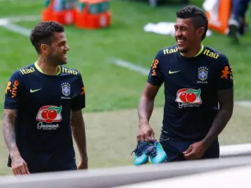 Paulinho junto a Dani Alves con Brasil Paulinho junto a Dani Alves con Brasil