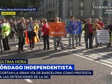 Una concentración frente a la sede de la Consellería de Economía corta la Gran Vía de Barcelona