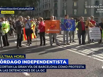 Una concentración frente a la sede de la Consellería de Economía corta la Gran Vía de Barcelona Una concentración frente a la sede de la Consellería de Economía corta la Gran Vía de Barcelona