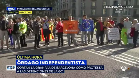 Una concentración frente a la sede de la Consellería de Economía corta la Gran Vía de Barcelona Una concentración frente a la sede de la Consellería de Economía corta la Gran Vía de Barcelona