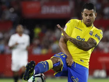 Vitolo pelea por un balón Vitolo pelea por un balón