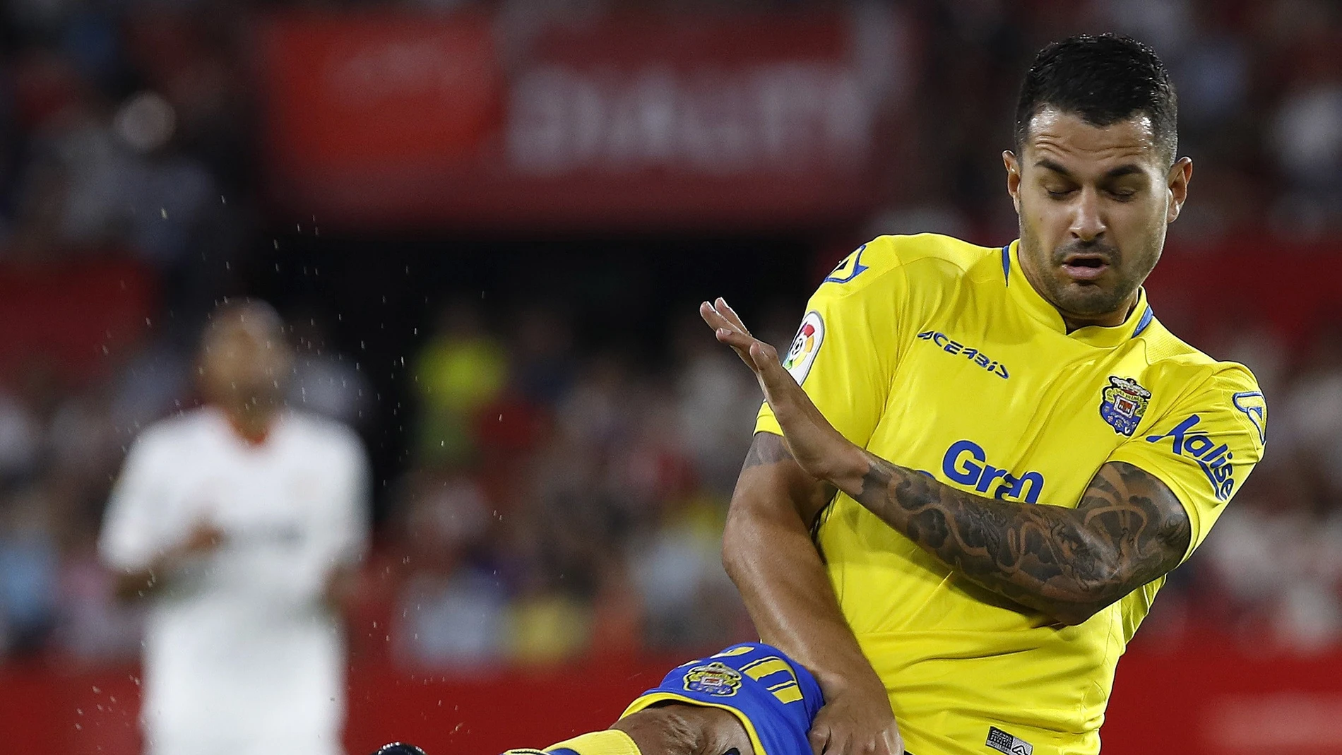 Vitolo pelea por un balón Vitolo pelea por un balón