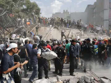 Ciudadanos y efectivos mexicanos colaboran en las tareas de rescate tras el terremoto Ciudadanos y efectivos mexicanos colaboran en las tareas de rescate tras el terremoto
