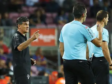 Mendilibar dialoga con el equipo arbitral durante el Barça - Eibar Mendilibar dialoga con el equipo arbitral durante el Barça - Eibar