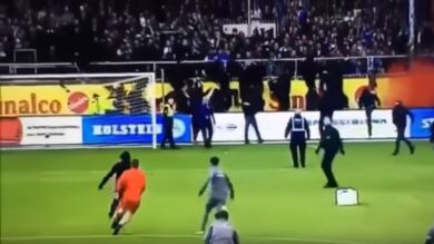 Los jugadores defienden a los aficionados visitantes de un grupo de ultras en Alemania 