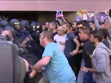 La CUP denuncia que agentes de la Policía Nacional encapuchados rodean la sede del partido La CUP denuncia que agentes de la Policía Nacional encapuchados rodean la sede del partido