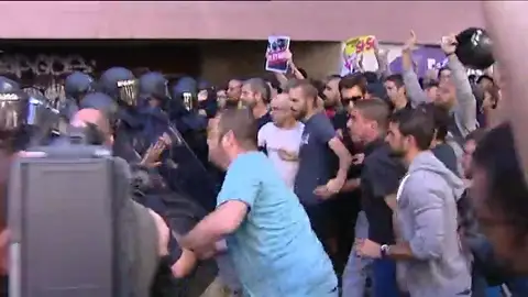 La CUP denuncia que agentes de la Policía Nacional encapuchados rodean la sede del partido La CUP denuncia que agentes de la Policía Nacional encapuchados rodean la sede del partido