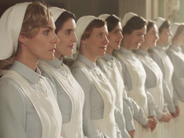 Carmen y las Damas Enfermeras convierten una escuela en un hospital para atender a los heridos de guerra