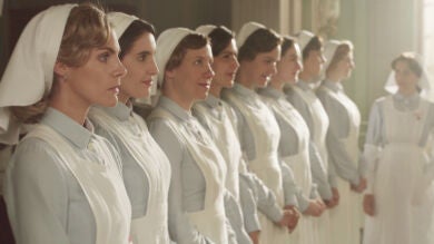 Carmen y las Damas Enfermeras convierten una vieja escuela en un hospital para atender a los heridos de guerra