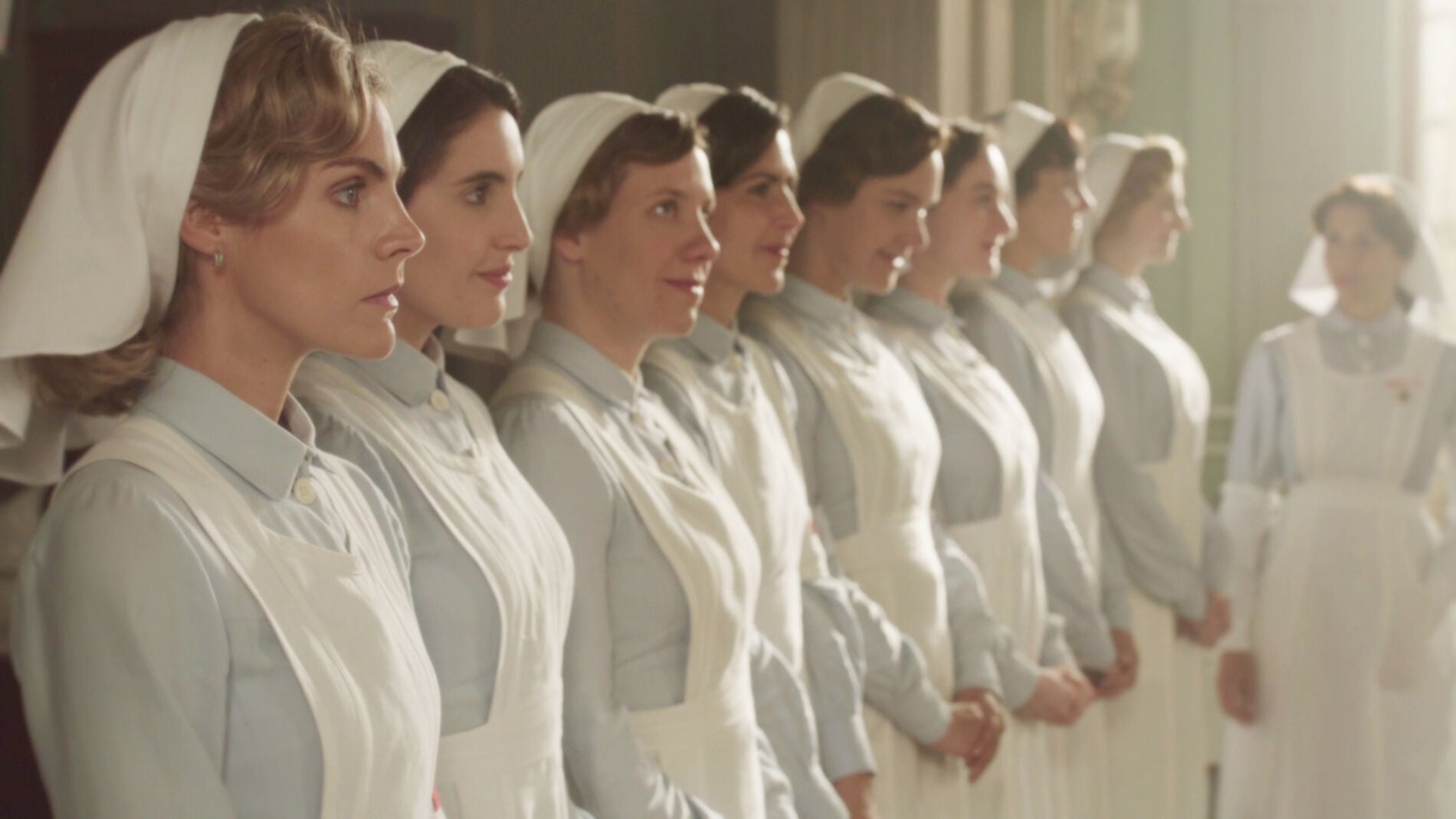 Carmen y las Damas Enfermeras convierten una escuela en un hospital para atender a los heridos de guerra