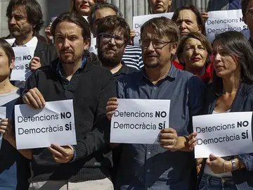 Pablo Iglesias en la puerta del Congreso para rechazar las detenciones de los altos cargos de la Generalitat Pablo Iglesias en la puerta del Congreso para rechazar las detenciones de los altos cargos de la Generalitat