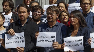 Pablo Iglesias en la puerta del Congreso para rechazar las detenciones de los altos cargos de la Generalitat