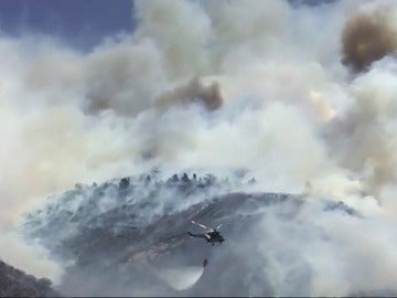 Medios aéreos y terrestres trabajan en la extinción de un incendio en Gran Canaria Medios aéreos y terrestres trabajan en la extinción de un incendio en Gran Canaria