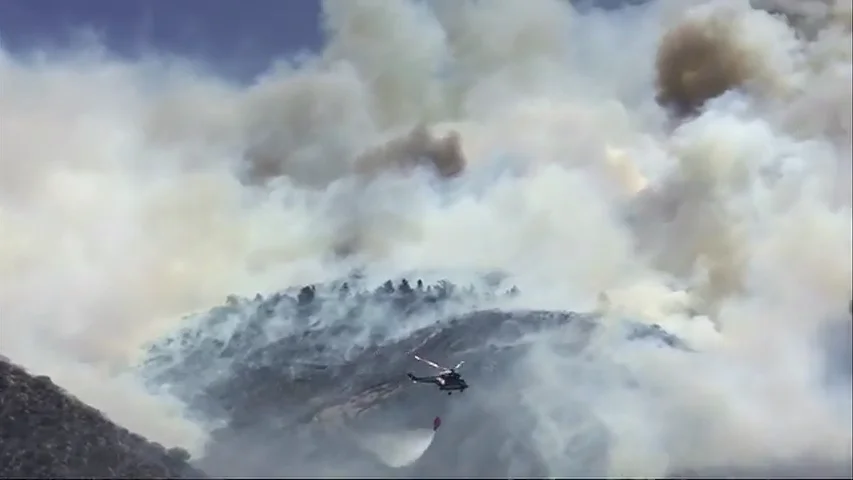 Medios aéreos y terrestres trabajan en la extinción de un incendio en Gran Canaria Medios aéreos y terrestres trabajan en la extinción de un incendio en Gran Canaria