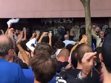 La CUP denuncia que agentes de la Policía Nacional encapuchados rodean la sede del partido La CUP denuncia que agentes de la Policía Nacional encapuchados rodean la sede del partido