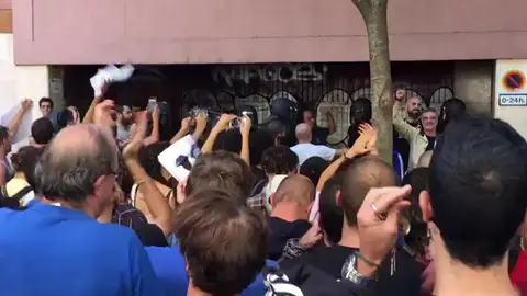 La CUP denuncia que agentes de la Policía Nacional encapuchados rodean la sede del partido La CUP denuncia que agentes de la Policía Nacional encapuchados rodean la sede del partido
