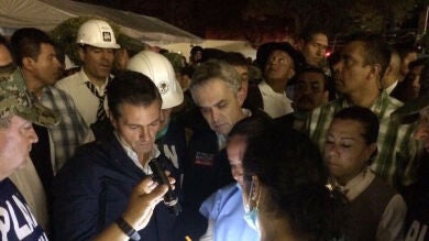 Peña Nieto pone como prioridad rescatar personas atrapadas tras el terremoto en México