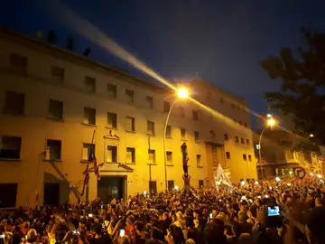 Frente a la Conselleria de Economía Frente a la Conselleria de Economía
