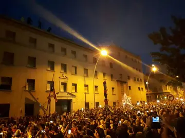 Frente a la Conselleria de Economía Frente a la Conselleria de Economía