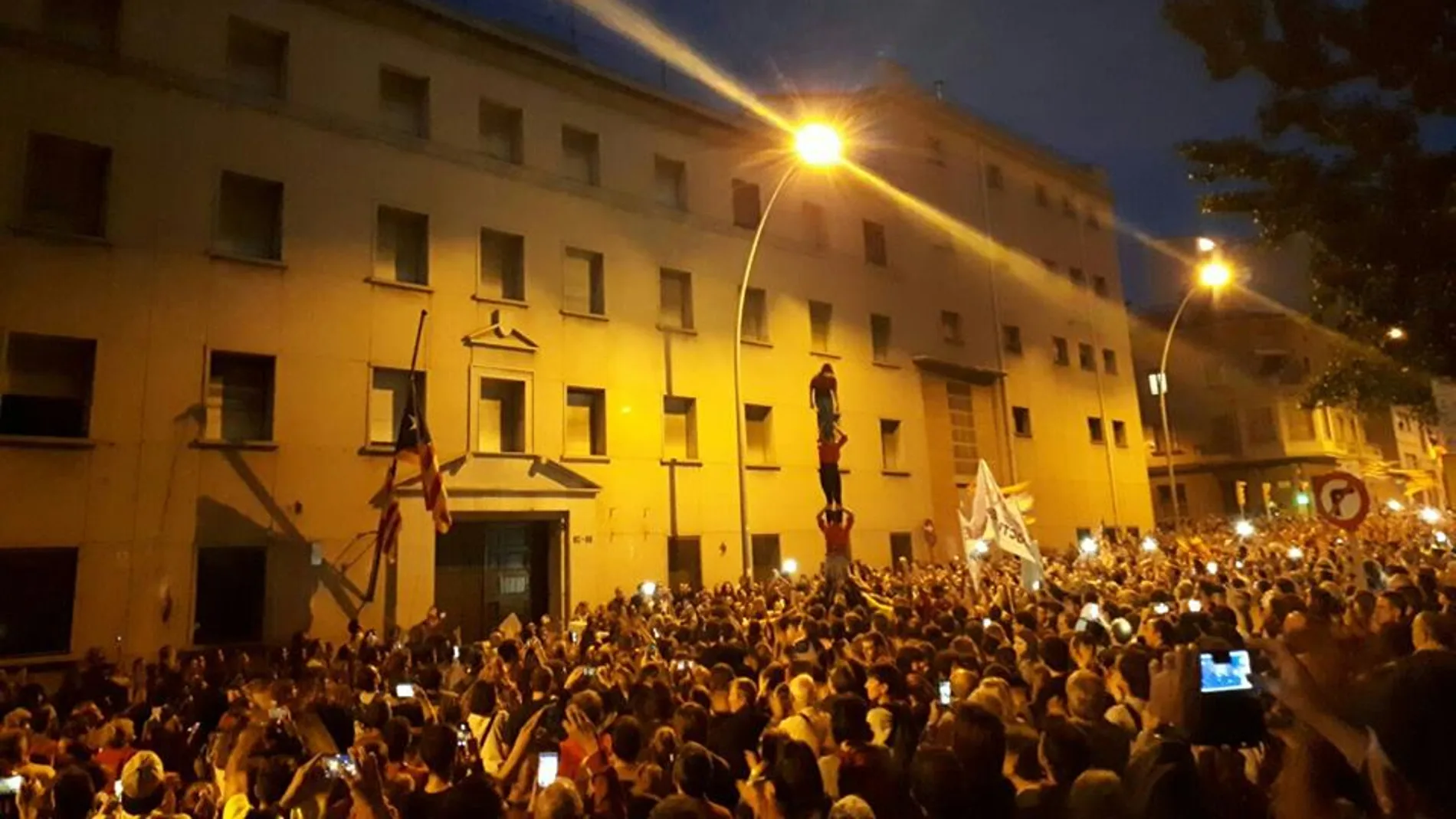 Frente a la Conselleria de Economía Frente a la Conselleria de Economía