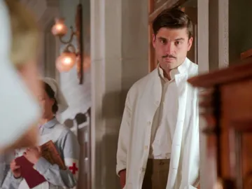 Fidel, encandilado de Julia tocando el piano Fidel, encandilado de Julia tocando el piano