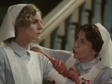 Carmen Angoloti prepara a Julia para su primer servicio bajo la frase Carmen Angoloti prepara a Julia para su primer servicio bajo la frase