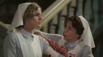 Carmen Angoloti prepara a Julia para su primer servicio
