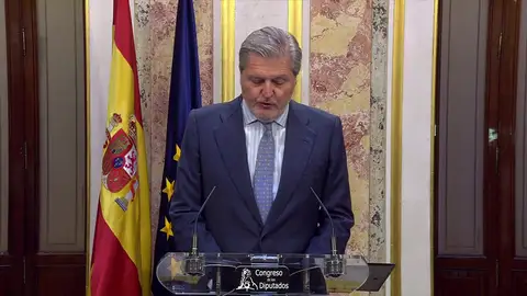 El Gobierno exige a Puigdemont que deje de "buscar en manifestaciones callejeras una legitimidad que no tiene" El Gobierno exige a Puigdemont que deje de "buscar en manifestaciones callejeras una legitimidad que no tiene"