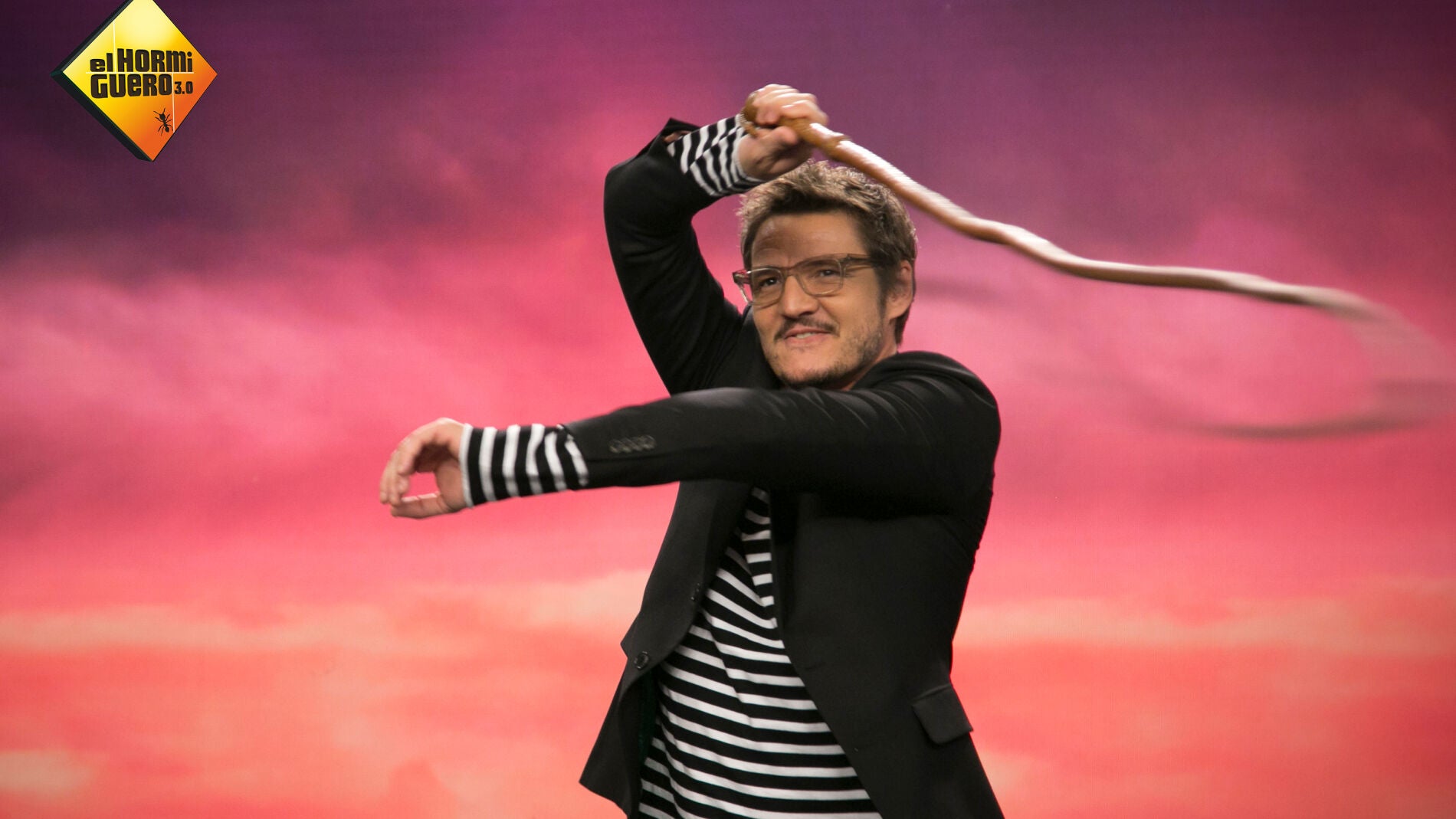 Pedro Pascal saca su lado m&aacute;s salvaje demostrando su dominio con el l&aacute;tigo