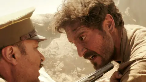 Andrés se enfrenta al Comandante Silva: "Antes morir que entregarnos" Andrés se enfrenta al Comandante Silva: "Antes morir que entregarnos"