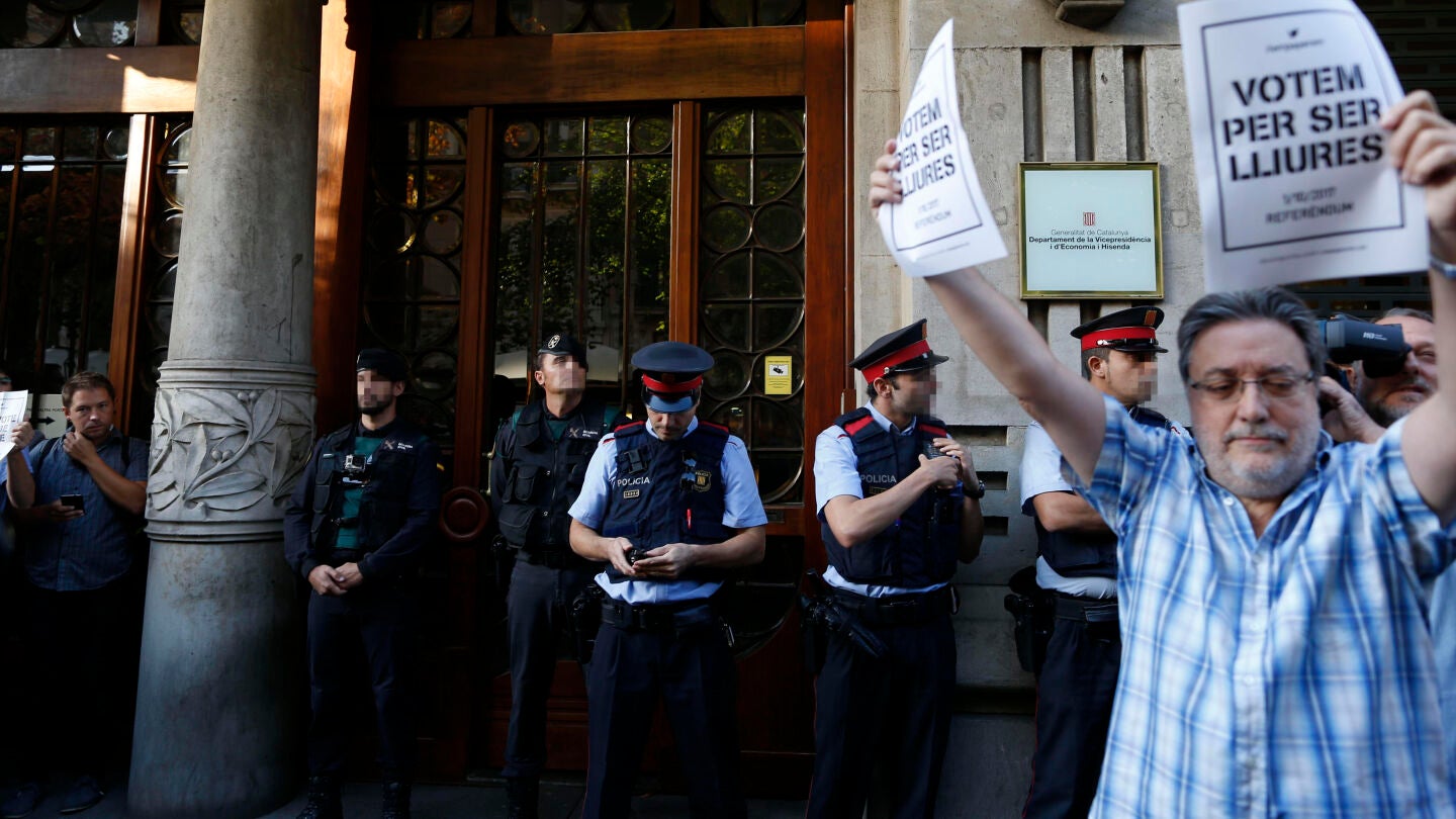 Agentes de la Guardia Civil y de los Mossos d'Esquadra, en la puerta de la consellería de Economía de la Generalitat