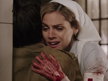 Julia encuentra a su hermano entre los heridos del hospital Julia encuentra a su hermano entre los heridos del hospital