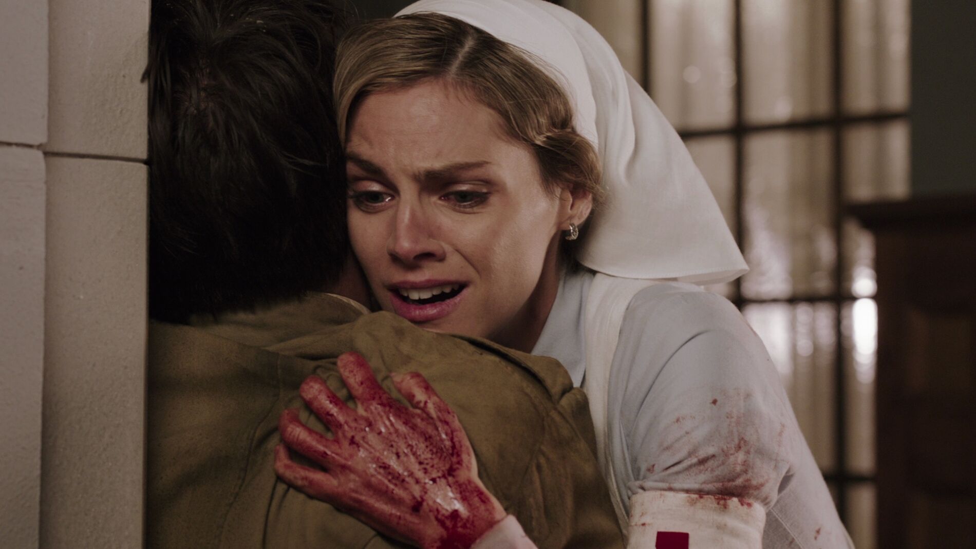 Julia encuentra a su hermano entre los heridos del hospital