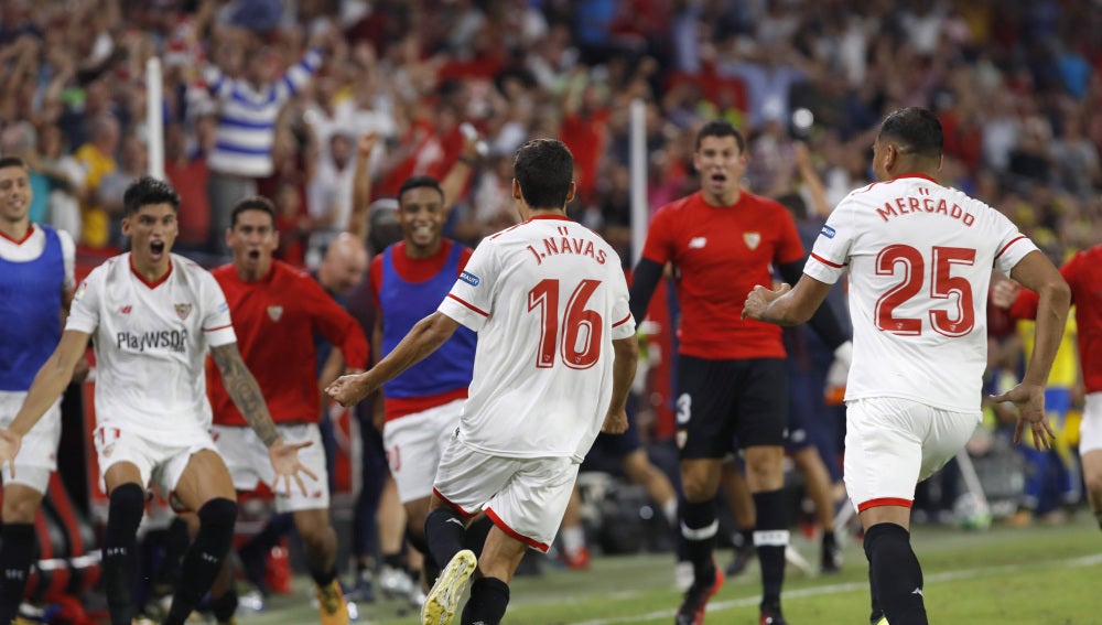 Jesús Navas celebra el gol con sus compañeros del Sevilla