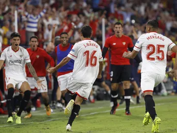 Jesús Navas celebra el gol con sus compañeros del Sevilla Jesús Navas celebra el gol con sus compañeros del Sevilla
