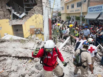 Buscan supervivientes entre los escombros Buscan supervivientes entre los escombros