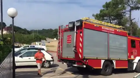 Cinco jubilados, en estado crítico tras producirse un incendio en un hotel de Isla (Cantabria) Cinco jubilados, en estado crítico tras producirse un incendio en un hotel de Isla (Cantabria)