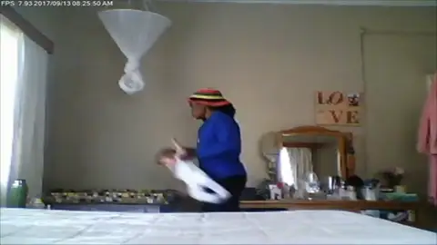 Una cámara oculta capta a una niñera arrojando violentamente al bebé que cuida a la cuna Una cámara oculta capta a una niñera arrojando violentamente al bebé que cuida a la cuna