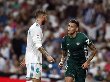 Sergio Ramos mientras el Betis celebra el gol Sergio Ramos mientras el Betis celebra el gol