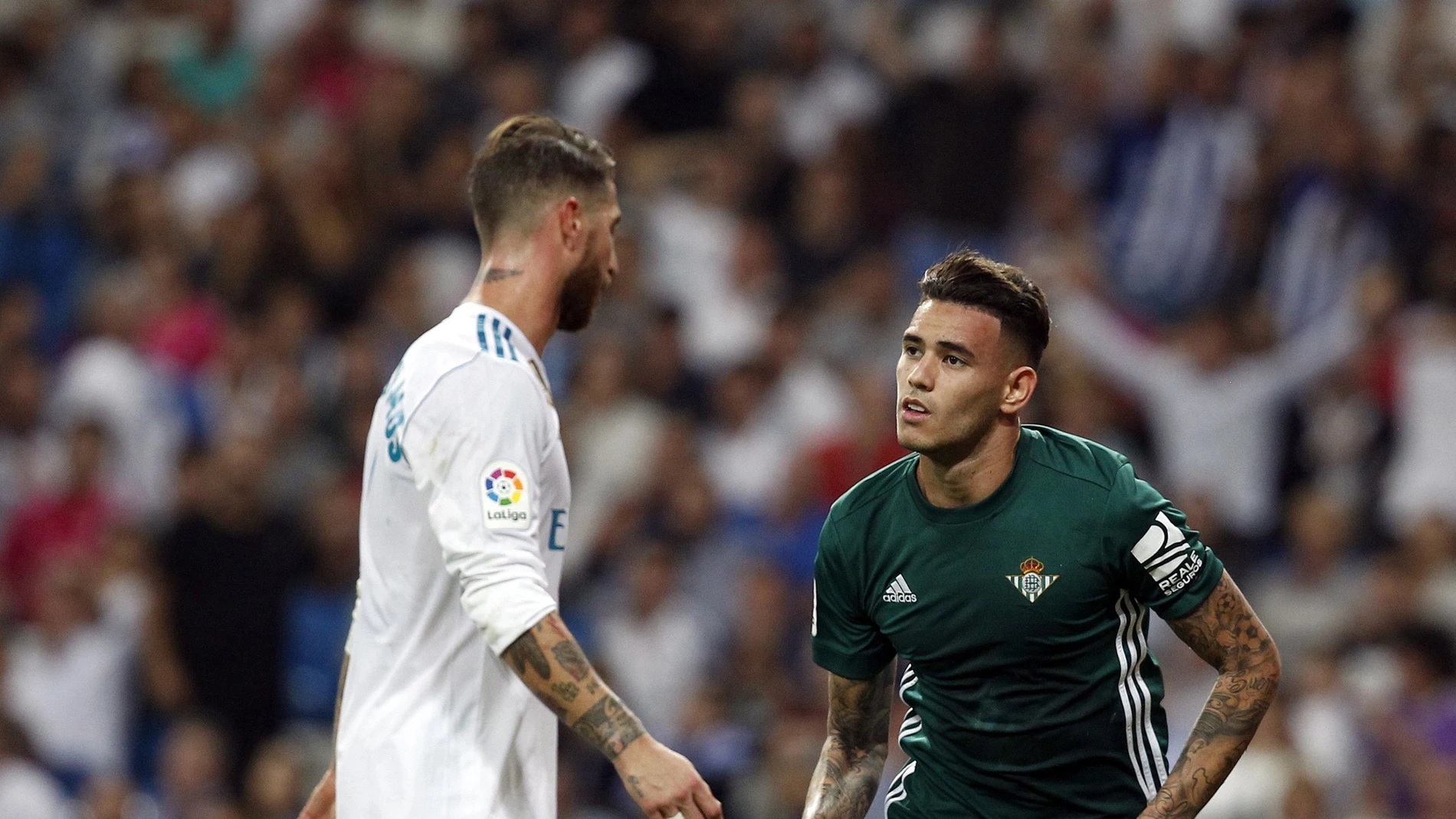 Sergio Ramos mientras el Betis celebra el gol Sergio Ramos mientras el Betis celebra el gol