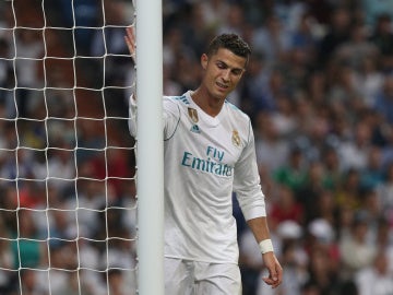 Cristiano Ronaldo golpea el palo de la portería durante el Real Madrid - Betis