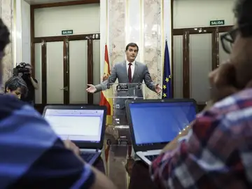 El presidente de Ciudadanos, Albert Rivera, ayer durante una rueda de prensa en el Congreso. El presidente de Ciudadanos, Albert Rivera, ayer durante una rueda de prensa en el Congreso.
