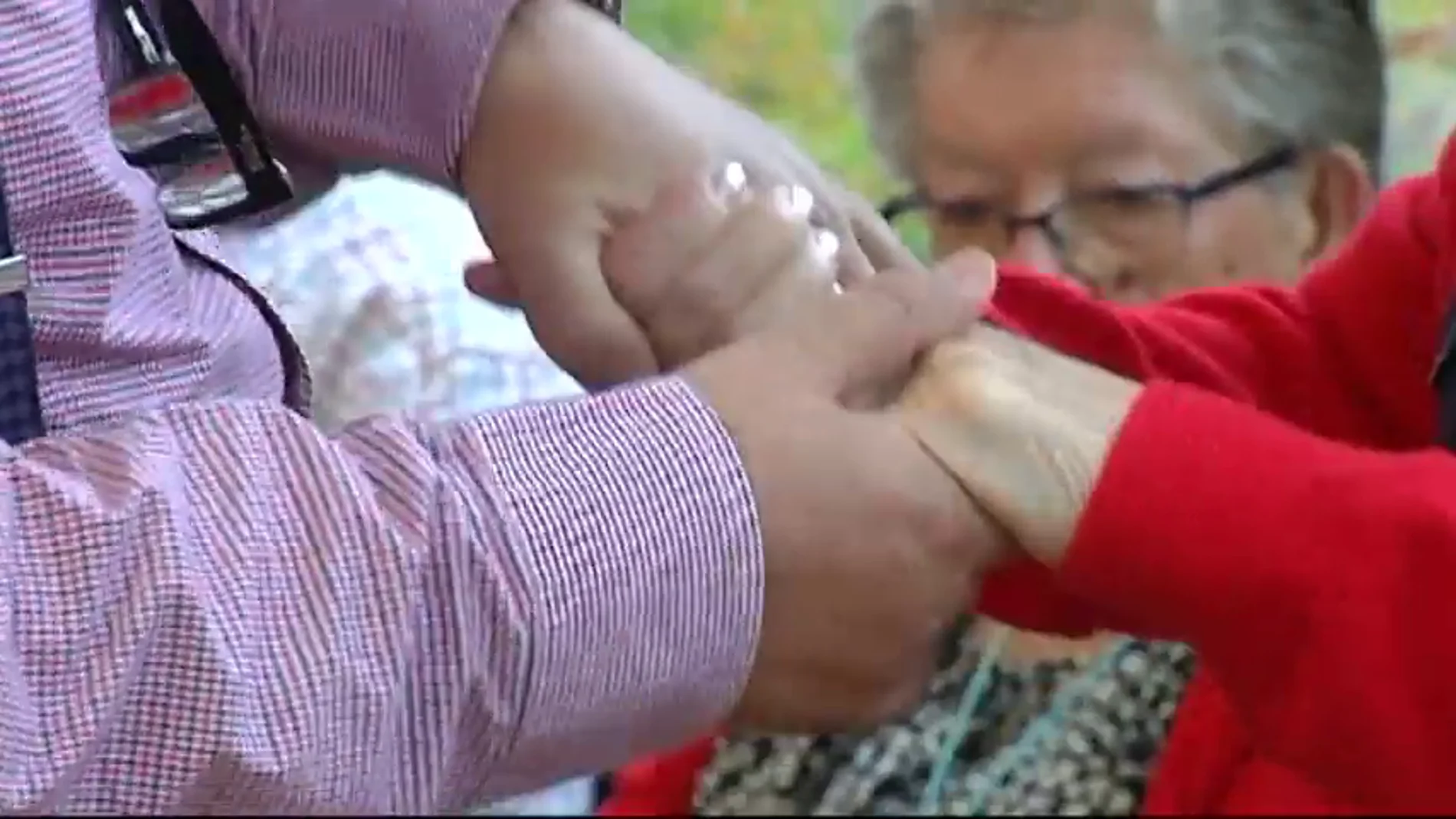 Una de cada seis personas mayores de 65 años padece Alzheimer. De momento no tiene cura pero la ciencia permite ya prevenir la enfermedad. Una de cada seis personas mayores de 65 años padece Alzheimer. De momento no tiene cura pero la ciencia permite ya prevenir la enfermedad.