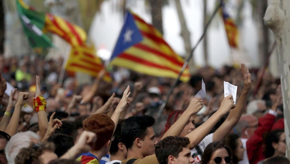 Cientos de personas se concentran frente al Palacio de Justicia de Barcelona, sede del TSJC
