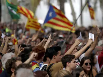Cientos de personas se concentran frente al Palacio de Justicia de Barcelona, sede del TSJC Cientos de personas se concentran frente al Palacio de Justicia de Barcelona, sede del TSJC